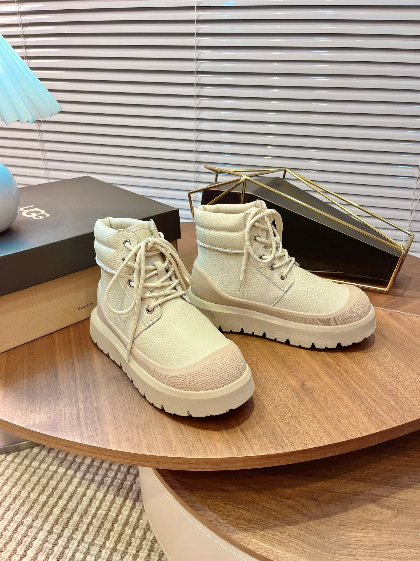 【UGG】 P: 600💰 Couple shoes Size: Women’s size 35-40 / Men’s size 40-44 UGG Tasman Weather Hybrid slip-on snow boots👢 Wang Yibo's same style 👏 adds a large orange sole to the classic Tasman shoe style, functional color contrast design, environmentally friendly waterproof and snowproof material, which has both fashionable and functional attributes. At the same time, it is paired with the new UGG furry shoes Keen's furry color-blocking jacket. Bright orange and maroon collide to create a new light outdoor style and open up a new travel experience in early autumn! Using the best materials, the 17mm fur integrated surface is warmer and breathable, and the outsole is upgraded to a lightweight and wear-resistant light wing technology outsole!